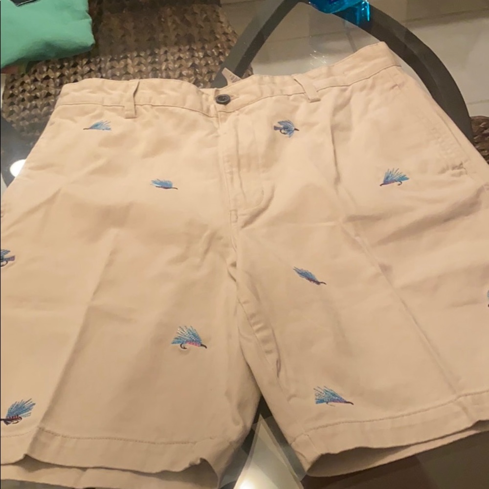 CHAPS light khaki shorts with “ fly” design